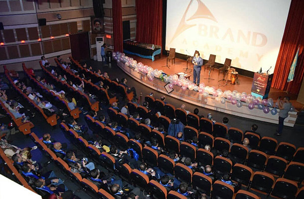 همراه با دانش آموختگان آکادمی برند همراه با دانش آموختگان آکادمی برند