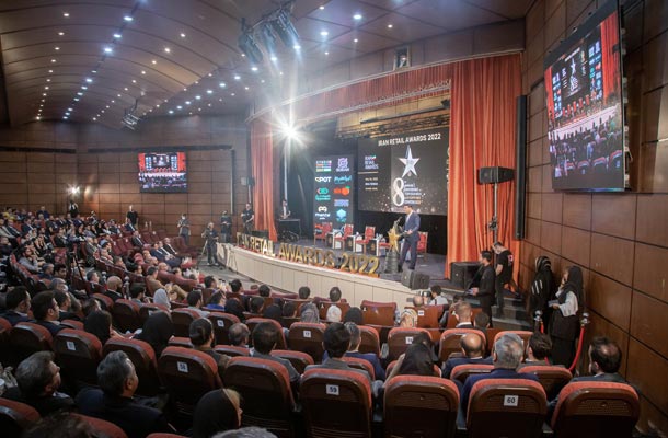 تقدیر از مدیر طراحی درسا در رویداد تجارت طلایی تقدیر از مدیر طراحی درسا در رویداد تجارت طلایی