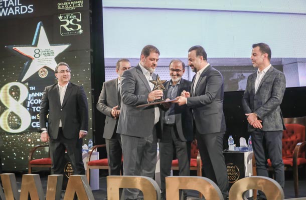 تقدیر از مدیر طراحی درسا در رویداد تجارت طلایی تقدیر از مدیر طراحی درسا در رویداد تجارت طلایی