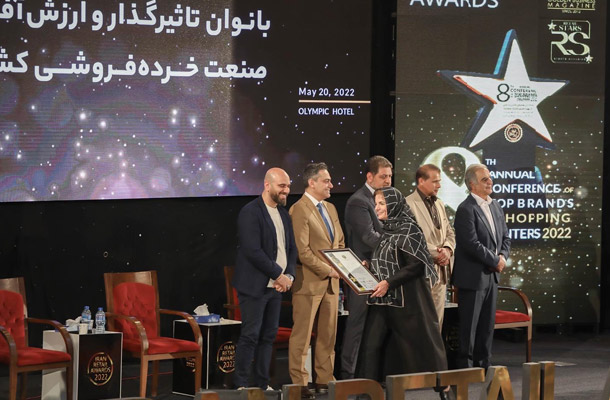 تقدیر از مدیر طراحی درسا در رویداد تجارت طلایی تقدیر از مدیر طراحی درسا در رویداد تجارت طلایی